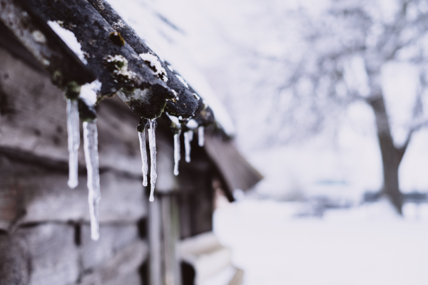 太陽光パネルの屋根に雪止めは必要？落雪の仕組み・種類・後付けの条件・費用の考え方を解説